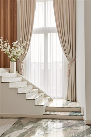 Najcenejše žagane stopnice iz belega marmorja Fendi