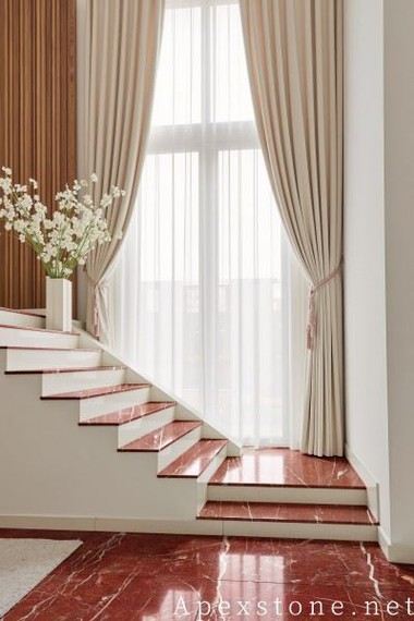 Majhne stopnice iz rdečega marmorja Mandela