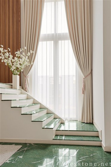 Tradicionalni stopnički z ledenikom zeleno marmornato stopnišče